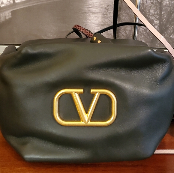 Valentino Garavani Bucket Bag with Rockstud Wallet - Picture 8 of 16